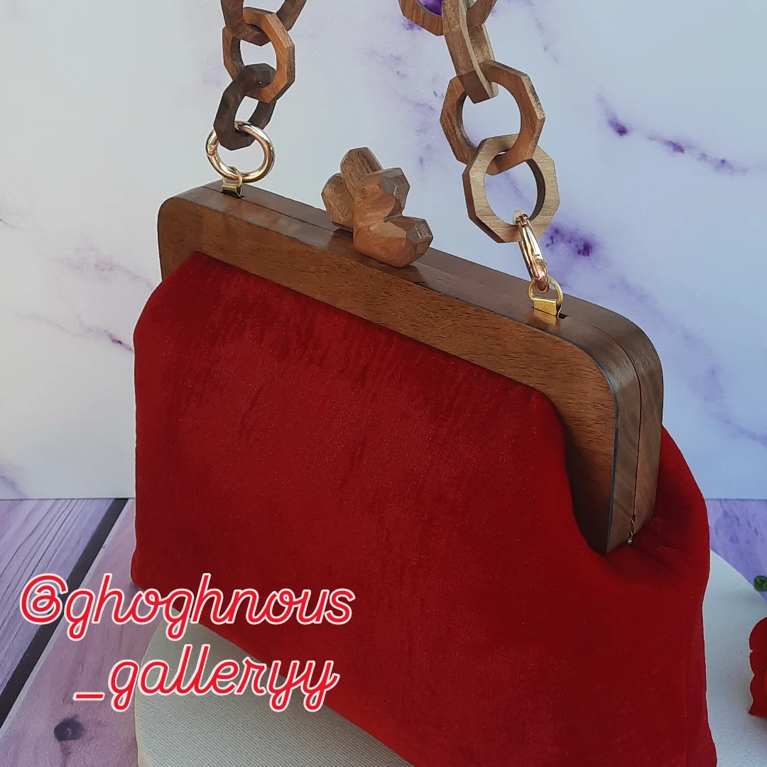 کیف دهانه چوبی با دسته چوبی از  چوب گردو و کاملا دست‌ساز با پارچه مخمل شاین